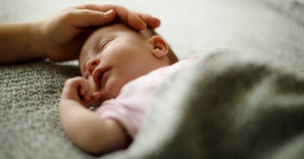 niemowle płacze przez sen