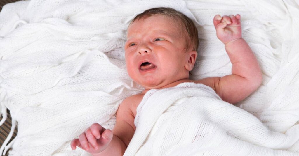 niemowle płacze przez sen płaczące maleństwo