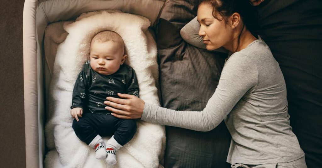 niemowle płacze przez sen z mamą