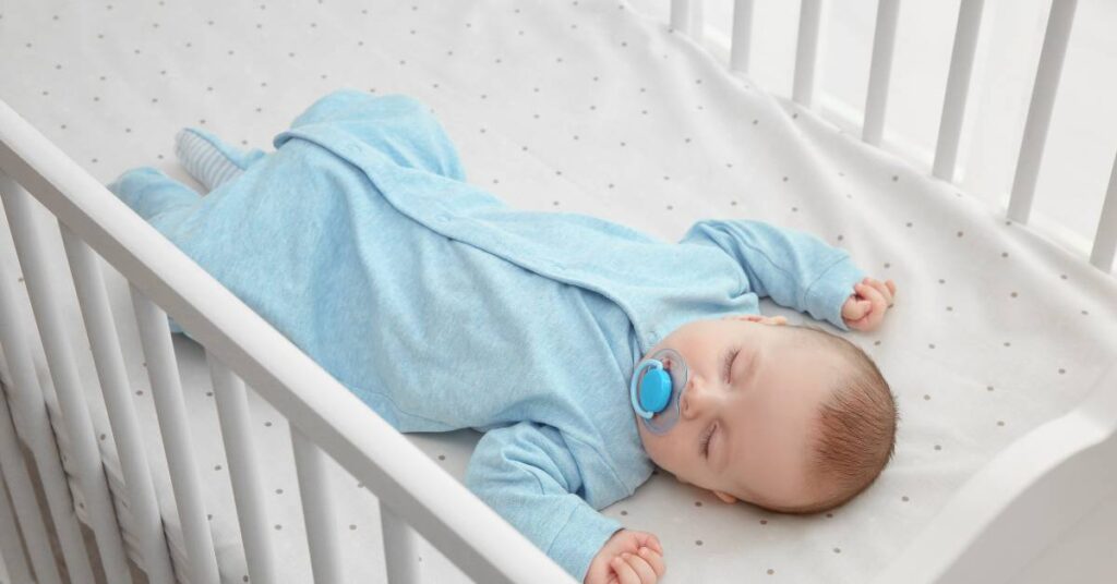 niemowle płacze przez sen ze smoczkiem