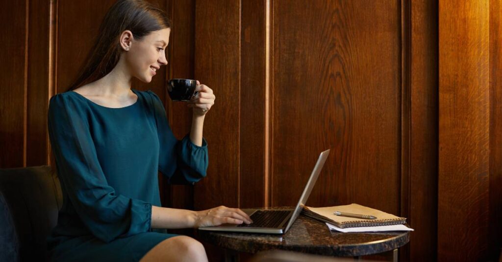 poranna kawa elegancka sukienka