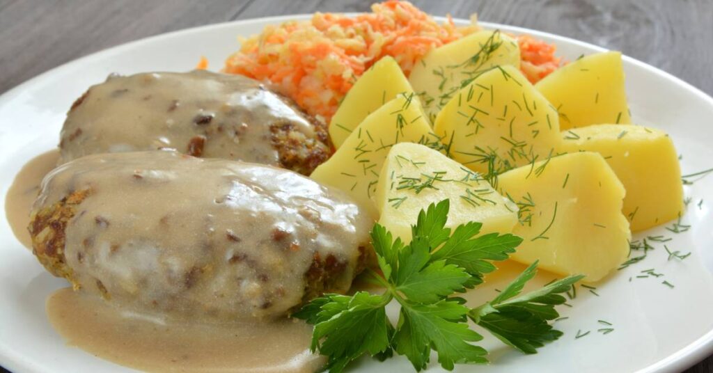 kotlety mielone z ziemniakami, surówką i sosem