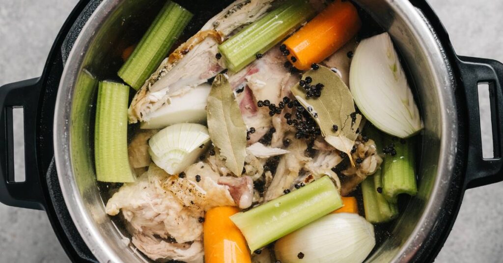 rosół klasyczny garnek z warzywami i mięsem