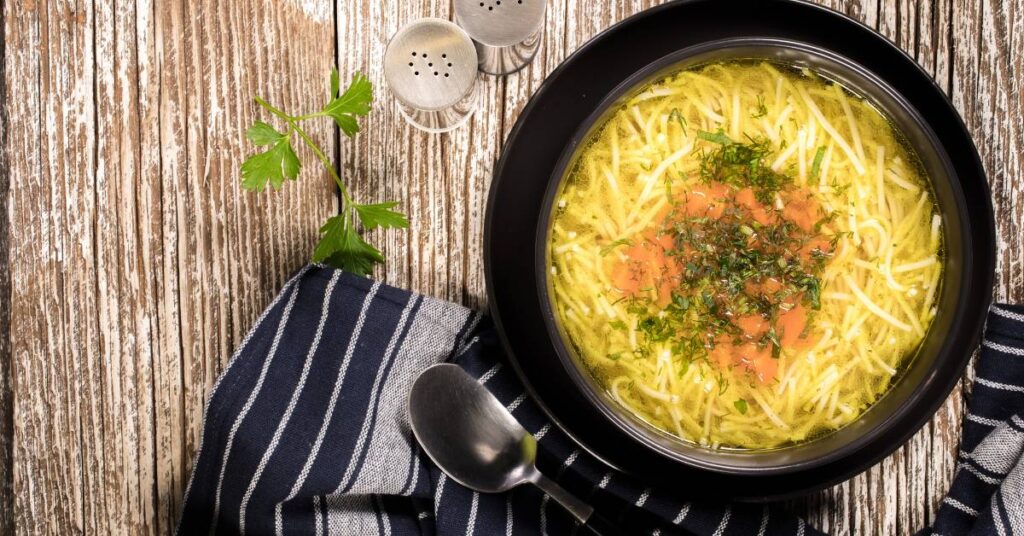 rosół klasyczny podany z makaronem i marchewką