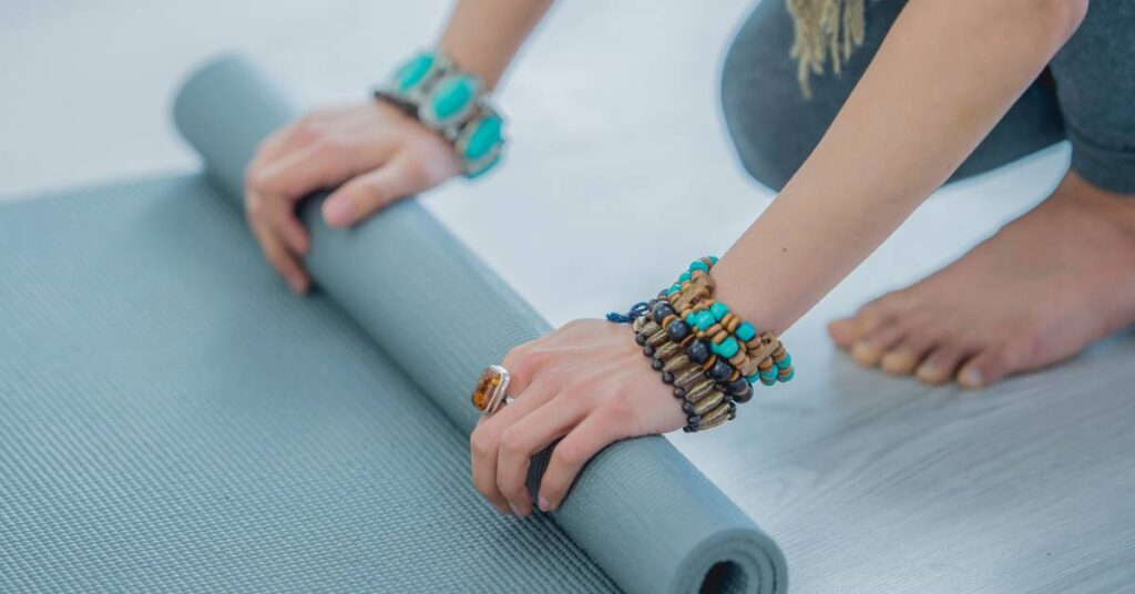 hobby i pasje joga i medytacja pani rozwija matę