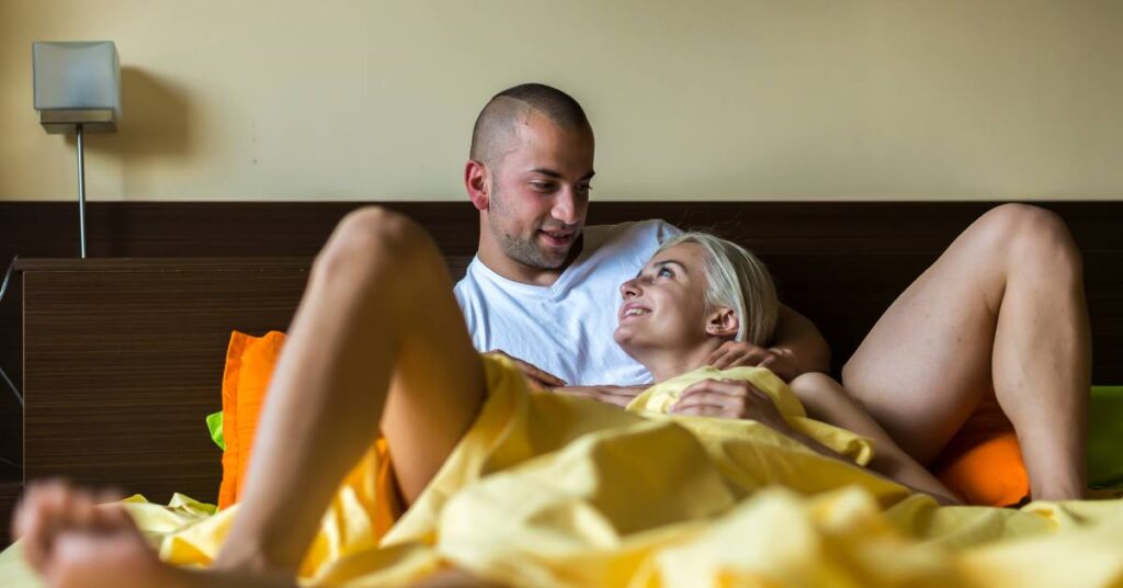 intymność po porodzie – jak wrócić do bliskości z partnerem para w łóżku
