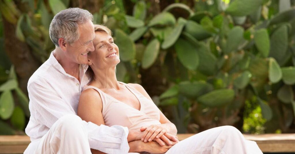 jak budować zaufanie w związku intymnym przytuleni seniorzy
