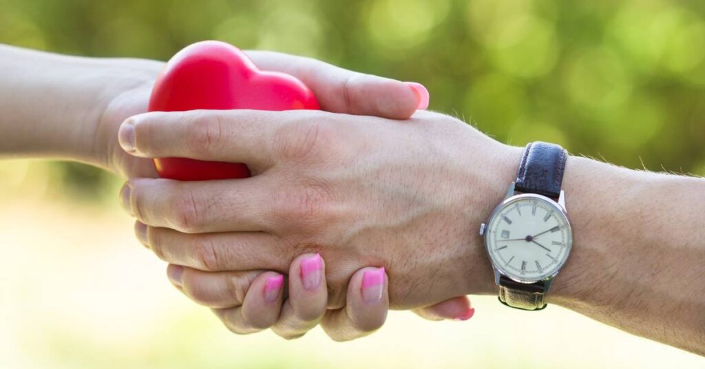 jak budować zaufanie w związku podanie dłoni