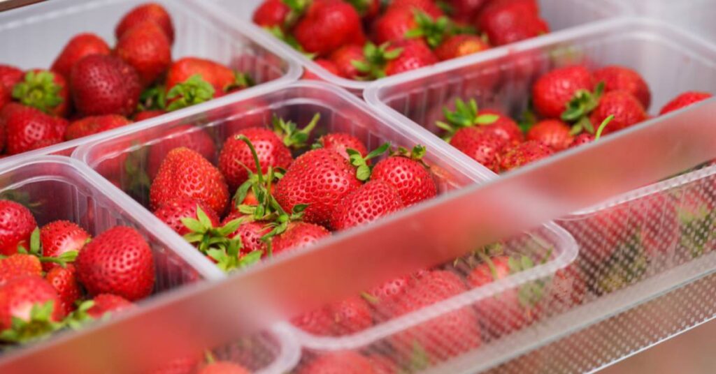 na półce czy w lodówce truskawki