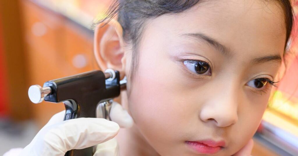 przekłuwanie uszu. ile trwa i czy przekłuwanie uszu boli pistolet