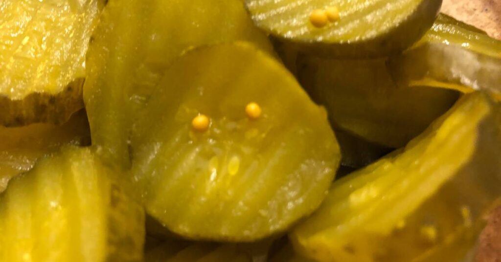 pyszna sałatka śledziowa przepis ogórki kiszone w plasterki