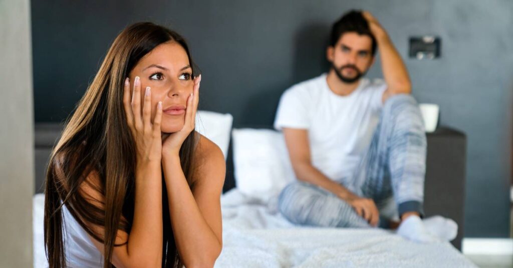 seks a zdrowie psychiczne – jak życie intymne wpływa na samopoczucie kobiety para na łóżku