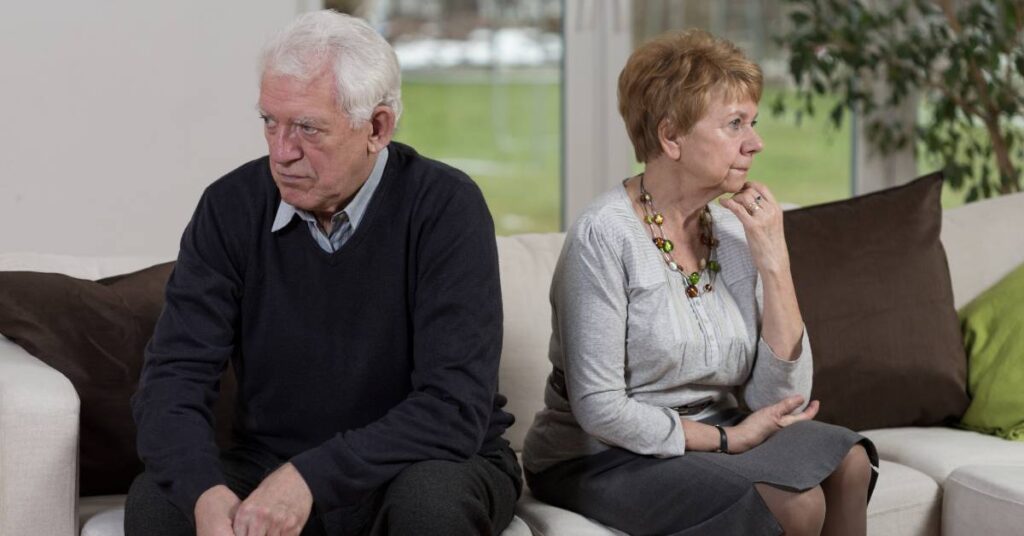 sztuka komunikacji w związku – jak rozmawiać, by się zrozumieć kłotnia seniorów