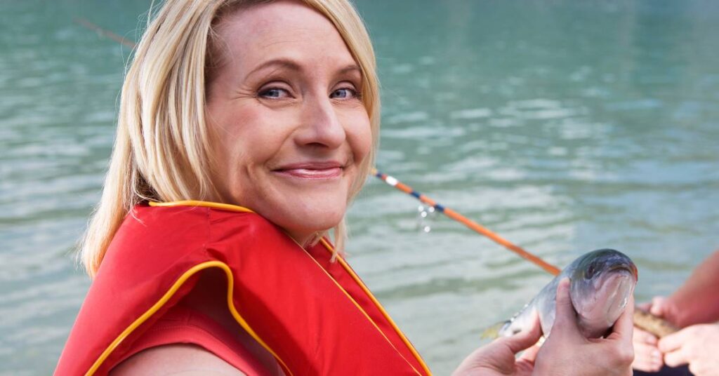 wędkarstwo jako pasja kobieta łowi 2