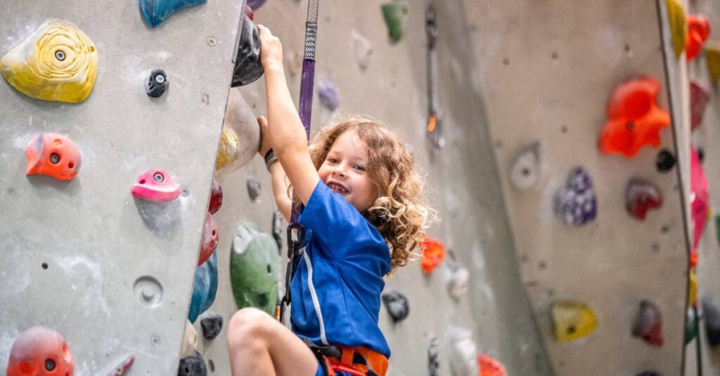 wspinaczka jako pasja dziecko na ściance